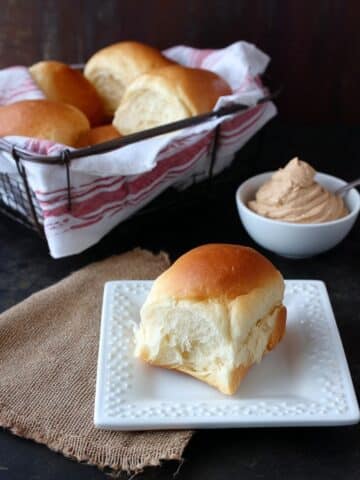 Texas Roadhouse Bread Rolls with Cinnamon Butter Recipe