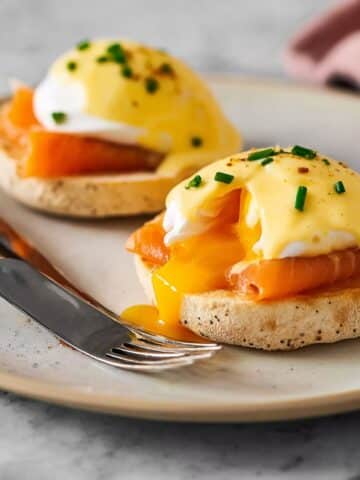 Eggs Benedict with Smoked Salmon and Hollandaise Sauce Recipe
