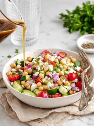 15-Minute Mediterranean Chickpea Salad (Meal-Prep Friendly) Recipe